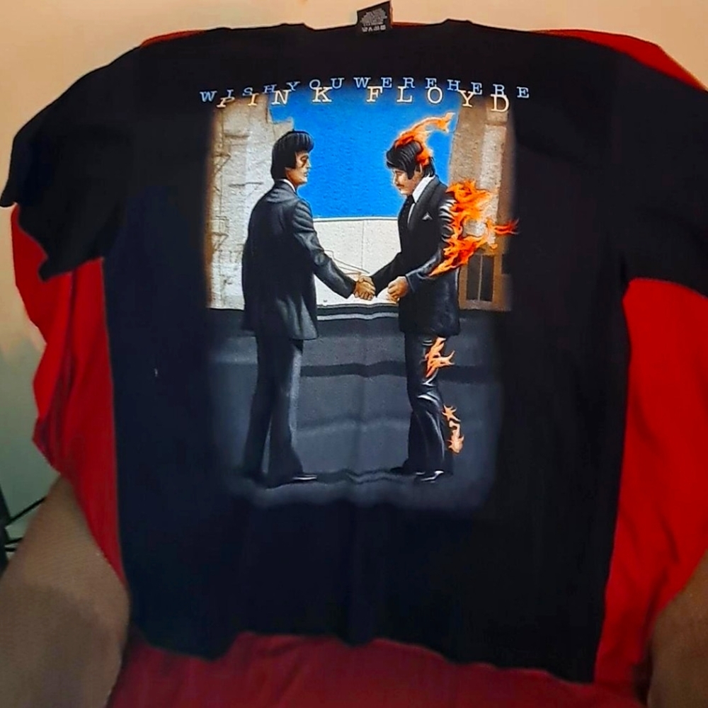 Pink Floyd shirt
